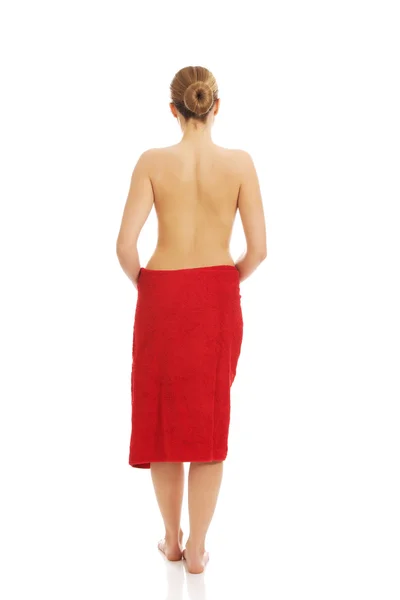 Spa kvinna insvept i handduk. — Stockfoto