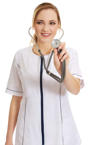 Jeune femme médecin avec stéthoscope . — Photo