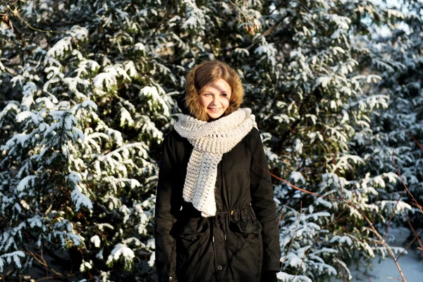 Jovem mulher ao ar livre no inverno — Fotografia de Stock