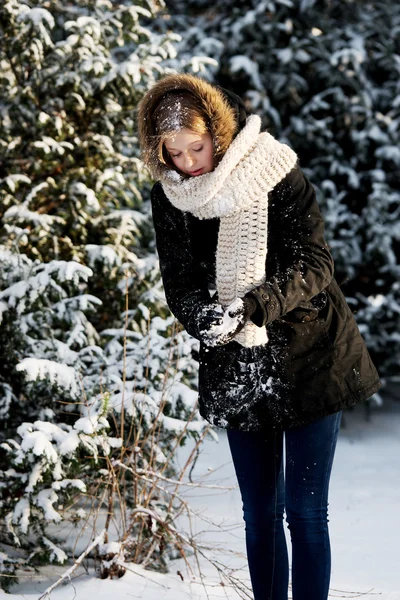 Junge Frau macht Schneeball — Stockfoto