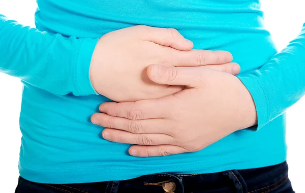 Mujer con dolor de estómago — Foto de Stock