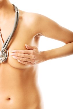 Kadın göğüslerini kapsayan bir stetoskop ile