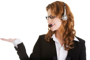 Destek telefonu operatörü boş palm gösterilen gülümseyen.