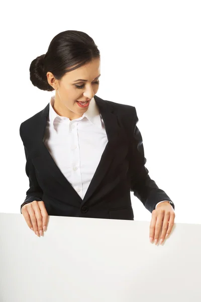 Portrait de femme d'affaires tenant une bannière blanche — Photo