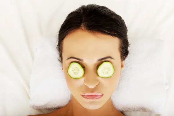 Mujer disfrutando del spa, teniendo pepino en los ojos — Foto de Stock