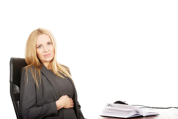 Fatigué femme enceinte assis dans le bureau — Photo