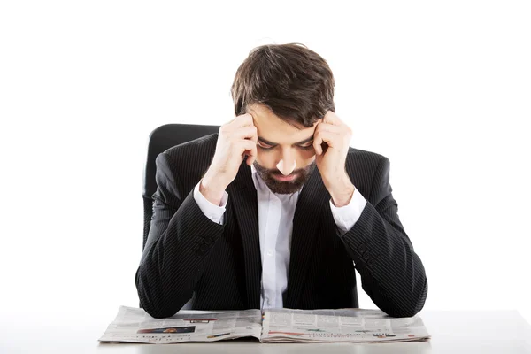 Joven leyendo el periódico en la oficina. — Foto de Stock