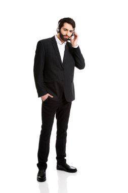 Genç müşteriye konuşan Merkezi adam ara.