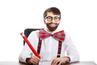 Genç yaşlı moda adam büyük kalemle yazma.