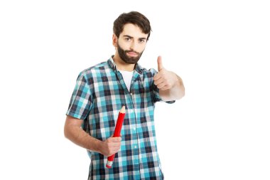 büyük kırmızı kalem tutan genç adam.