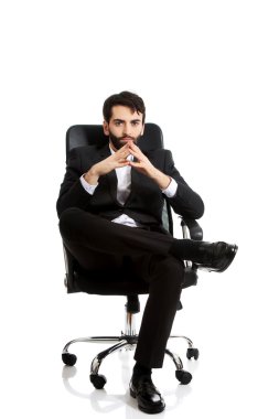 bir sandalyede oturan genç işadamı.