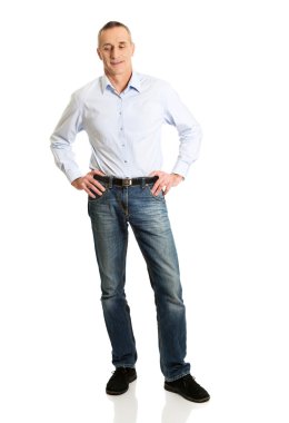 Kalça elleri ile yakışıklı adam