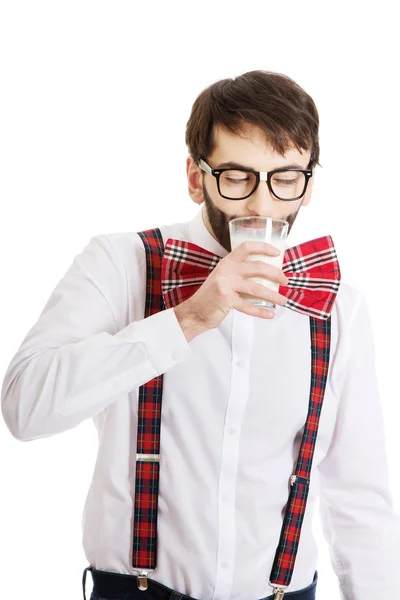 Uomo con bretelle che beve latte . — Foto Stock
