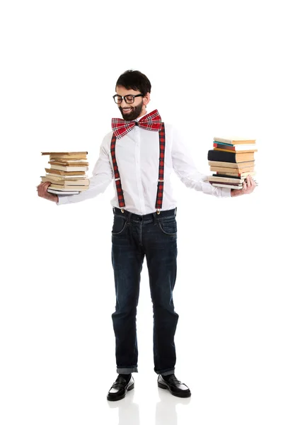 Homme portant des bretelles avec pile de livres . — Photo