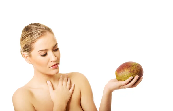 Naakt vrouw met een mango — Stockfoto