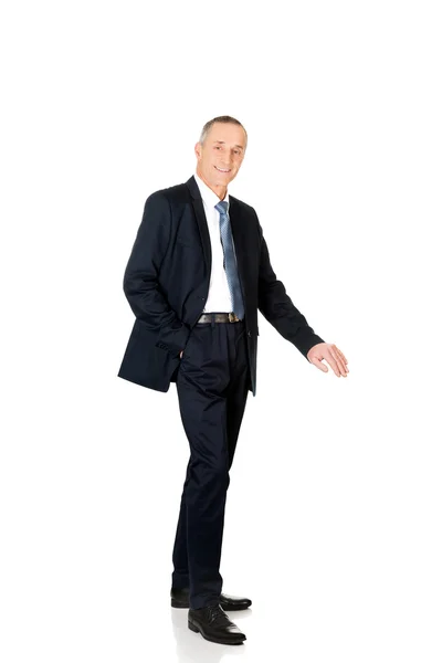 Geschäftsmann in voller Länge stützt sich auf leeren Rohling — Stockfoto