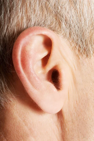 Fechar na orelha masculina — Fotografia de Stock