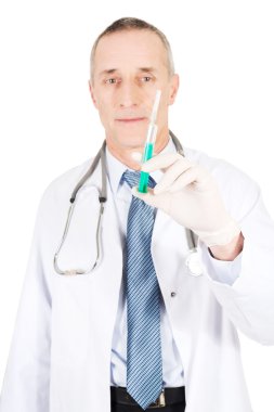 bir şırınga tutarak erkek doktor