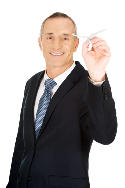 Retrato del hombre de negocios lanzando un avión de papel — Foto de Stock