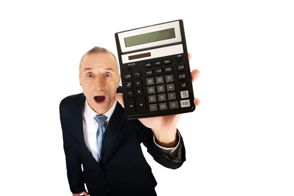 Choc homme d'affaires tenant une calculatrice — Photo