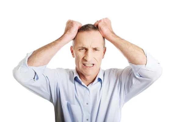 Hombre frustrado tirando de su pelo — Foto de Stock