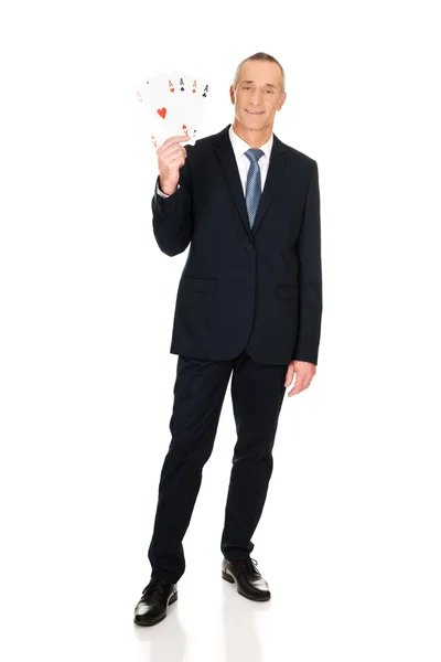 Uomo d'affari elegante a figura intera con quattro assi — Foto Stock