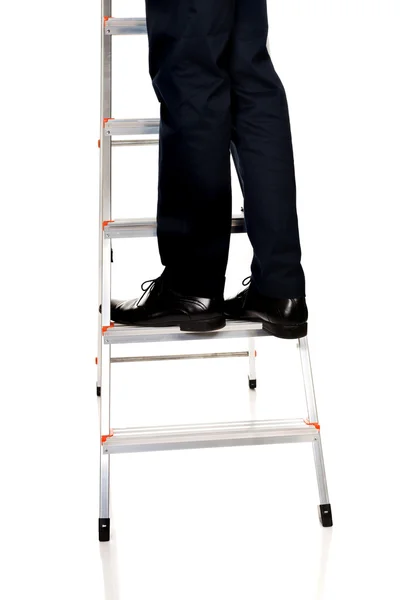 Nahaufnahme männlicher Beine auf Leiter — Stockfoto