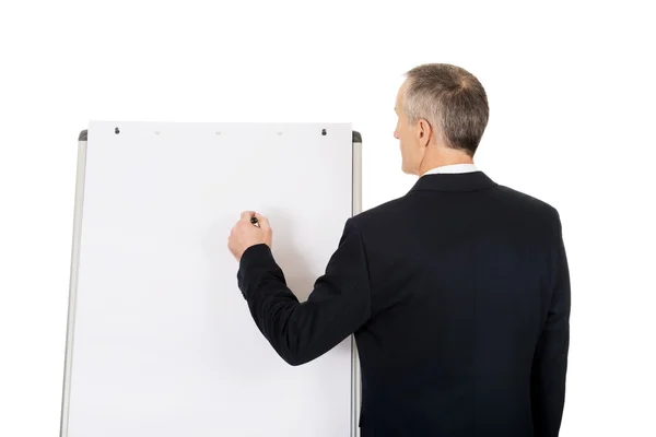 Männliche Führungskräfte schreiben auf Flipchart — Stockfoto