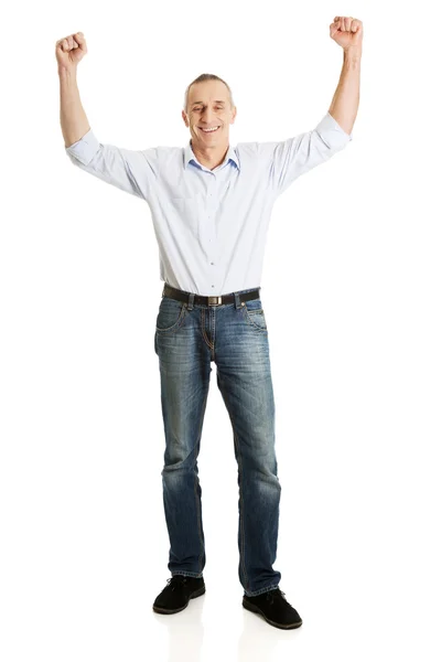 Веселый мужчина с поднятыми руками — стоковое фото