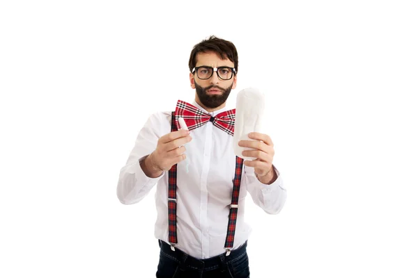 Hombre usando tirantes sosteniendo almohadilla de menstruación . —  Fotos de Stock