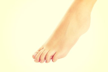 Kadının çıplak ayak.