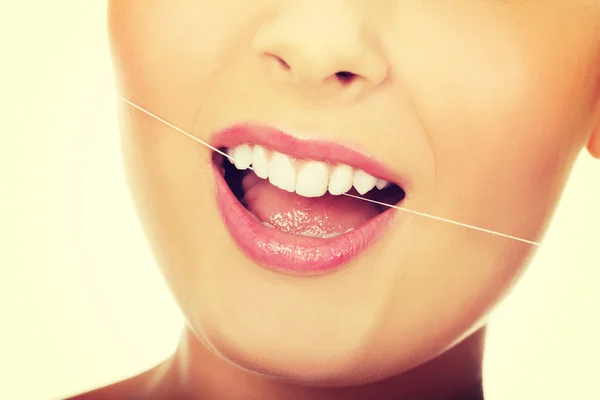 Женщина с зубной нитью . — стоковое фото