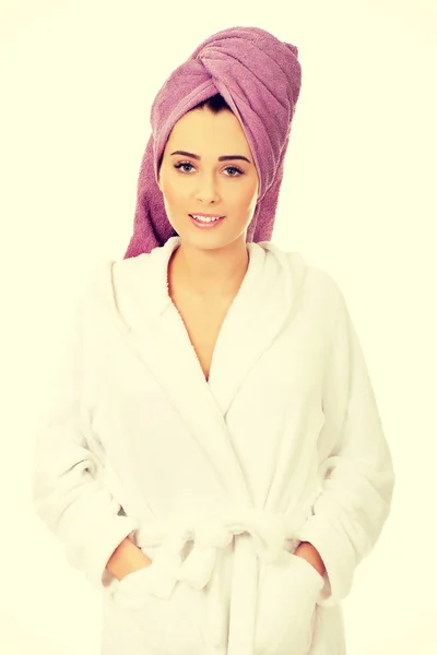 Prachtige spa vrouw in badjas. — Stockfoto