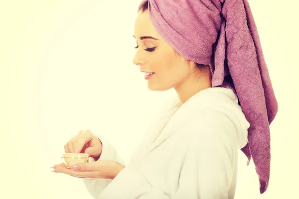 Mulher em roupão de banho com creme hidratante . — Fotografia de Stock