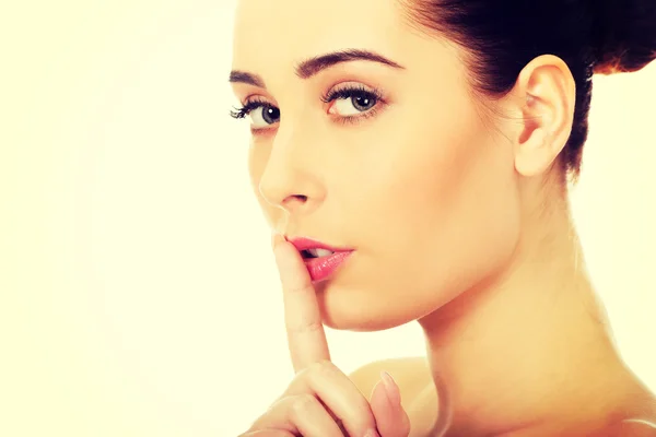 Mujer de belleza haciendo gesto de silencio . — Foto de Stock