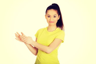 Genç mutlu alkışlayan kadın.