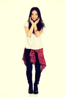 dost gülümseyen genç kadın.