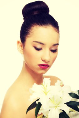 Güzellik yüz çiçek ile bir kadının.