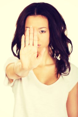 Genç bir kadın dur işareti yapıyor..