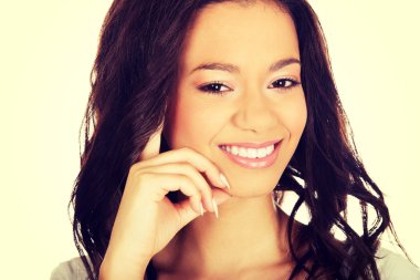 Düşünceli dişlek gülümseyen kadın.