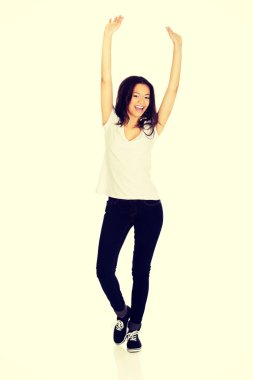 Eller yukarı ile mutlu bir kadın.