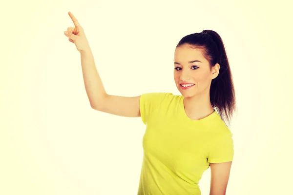 Mujer joven señalando hacia arriba . — Foto de Stock