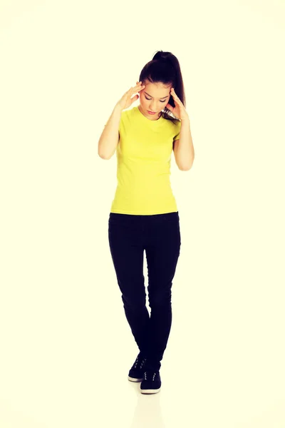 Dospívající žena s bolestmi hlavy. — Stock fotografie
