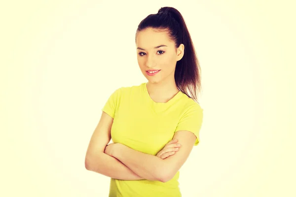 Amistosa mujer sonriente con brazos cruzados . — Foto de Stock