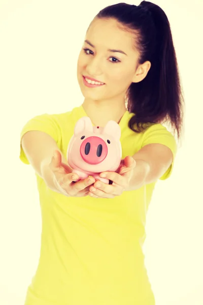 Glad kvinna anläggning piggybank. — Stockfoto