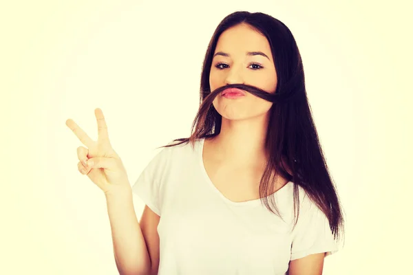 Adolescent femme mettre cheveux comme moustache . — Photo