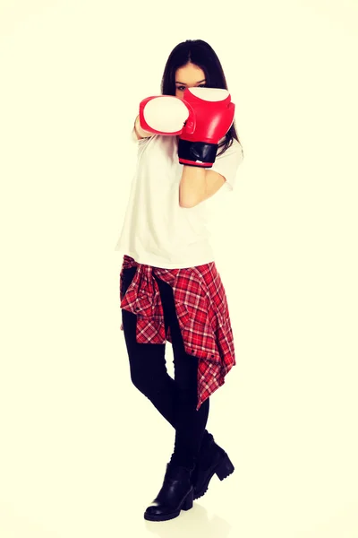 Mujer joven con guantes de boxeo . — Foto de Stock