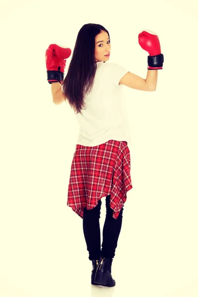 Jovem mulher usando luvas de boxe . — Fotografia de Stock