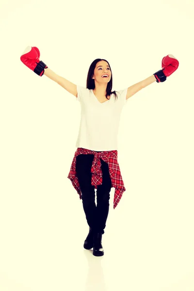 Jovem mulher usando luvas de boxe . — Fotografia de Stock