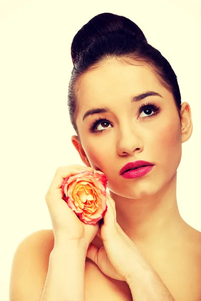 Hermosa mujer con rosa rosa . — Foto de Stock